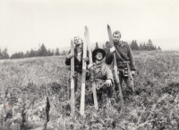 Jaroslav Jirman s kamarády z trutnovského gymnázia na čundru v Modrém dole 