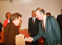 Miloslav Douša při přejímání znaku a praporu obce Nučice, 1993