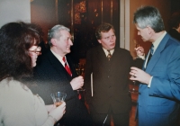 Miloslav Douša při přejímání znaku a praporu obce Nučice, 1993