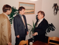 Miloslav Douša na radnici při jednání s předsedou vlády ČR Stanislavem Grossem, 2002