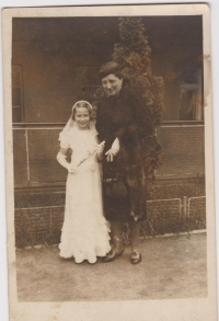 Alexandra Součková biřmování s babičkou, 1946
