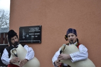 Alexander Papageorgiu se synem hrají na řecké gajdy