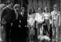 Biřmování, první zprava vršovický ministrant, dnes P. Ivan Kudláček, farář v Mnichovicích