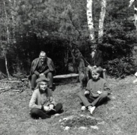 Opat Vít Tajovský s bratrancem a sestřenicí na fotografii Aloise Křišťana 