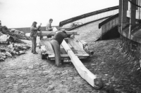 Jiří Heřman při stavbě dřevěného kříže na Ještědu v 80. letech.