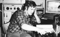 Jiří Heřman s dálkovým TV přijímačem DT21 + monitor TMD 303 Tesla. TV stanice Ještěd v roce 1967.