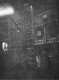 Televizní vysílač sovětské výroby TRSA 56 o výkonu 100 W na Ještědu.