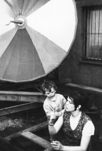 Luboš a Lída Heřmanovi v roce 1970. Okno s mříží je z místa, odkud vysílalo Svobodné studio Sever.