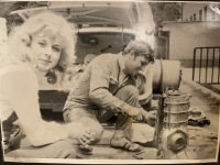 Prvá manželka Soňa a rozobraté súťažné auto na ulici 