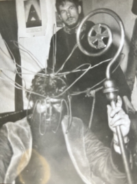 Mikulášská besídka, 1983. Ivo, v pozadí Blahoslav Rozbořil