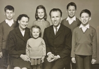 Rodina: zleva David, Naděje, Tomáš, Blahoslav, maminka Marta, tatínek Miroslav, Anděla. Boskovice 1970/71