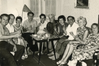 Rodinné setkání – vlevo Jiří Jaroš, pátý zprava strýc Rudolf Jaroš a úplně vpravo jeho manželka, teta Agnes Jarošová, čtvrtá zprava manželka Jiřího Jaroše, vedle ní v bílé košili bratranec z Německa Karel. Fotografie z 60. let 20. století