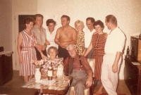 Rodinná fotografie – sedící teta Agnes s manželem Rudolfem (Jarošovi), druhá zprava manželka Jiřího Jaroše, vpravo švagr z Brna Vlastimil Hloucal. Úplně vlevo bratr Jiřího Jaroše s manželkou. Fotografie z 60. let, 20. století