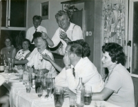 Rodinná oslava – stojící v bílé košili Jiří Jaroš, muž po jeho pravé ruce je strýc Rudolf Jaroš, úplně vpravo manželka Jiřího Jaroše, 70. léta 20. století
