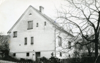 Původní podoba domu ve Vršovicích před přestavbou v 50. letech 20. století