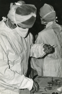 Manželka Jiřího Jaroše jako instrumentářka na operačním sále ve Slezské nemocnici v Opavě, cca 70. léta 20. století