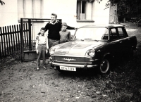 Jiří Jaroš se svými syny a Škodou MB před domem ve Vršovicích, počátek 60. let 20. století