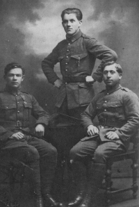 Otec Jiřího Jaroše Bedřich Jaroš jako voják (uprostřed), počátek 20. let 20. století