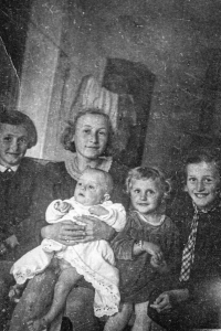 Sestry Milena (první zleva), Alena, Vítězslava (uprostřed) držící bratra Josefa, pamětnice druhá zprava, v roce 1941