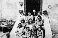 Na rodinném statku v Radouni v roce 1946, pamětnice v první řadě druhá zleva