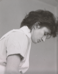 Marie Pražáková concentrates during the dressings