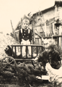 Witness with brother Heinrich. After the war, his parents renamed their son Jindřich