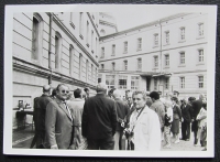 Setkání ve vězení na Borech, Květoslav Švihla vpředu s fotoaparátem, Plzeň, 1990