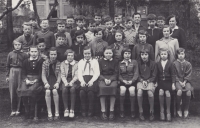 Dieter Neumann (stojící druhý zleva a držící bankovky), počátek 50. let 20. století