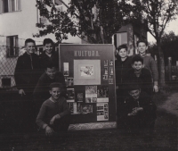 Dieter Neumann (stojící druhý zprava) s dětmi z domova, 50. léta 20. století