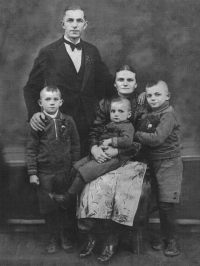 Vilém Lasák na klíně matky Vilemíny, s otcem Vilémem a bratry, 1937