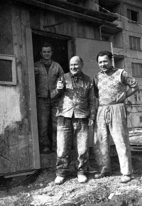 Vilém Lasák vlevo při práci v podniku Bytostav