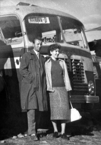 Adéla Lasáková s manželem Jiřím na zájezdu, 60. léta