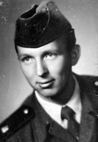 Manžel Adély Lasákové Jiří Lasák v uniformě Československé lidové armády, 50. léta