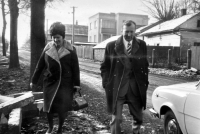 Adéla Lasáková s manželem Jiřím v Oldřišově, 70. léta