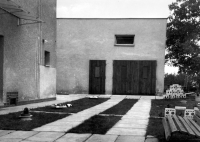 Garáž v místě bývalé stodoly, která dostala v dubnu 1945 zásah dělostřeleckým granátem