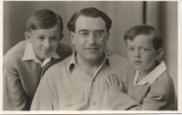 pol. 50. rokov, Skalica, Jozef (napravo) s Pavlom Straussom a bratom Pavlom