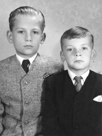 Vlevo Milan Weber s bratrem Vladimírem, Ostrava, květen 1952