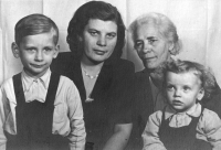 Zleva Milan Weber, matka Růžena, babička Kateřina Doležalová a bratr Vladimír, Ostrava, Vánoce 1947