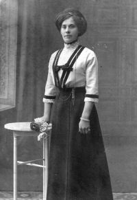 Babička Milana Webra Kateřina Doležalová, kolem roku 1900