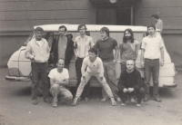 Zadní řada zleva: A. Březina, Jiří Mergl, Miroslav Drábek, Michal Černý, Ondřej Zvonař, Jaroslav Hynek
Přední řada zleva: Mudr. Jiří Dufek, František Volf, Petr Randula (zvaný Karkula), Ostrov, 1985