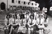 Coby studentka se svými spolužáky ve Vlašském dvoře ve svazáckých uniformách před předáním maturitních vysvědčení, 1976