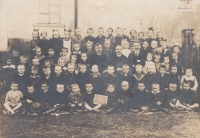 Maminka Anna Nývltová (roz. Siegelová) ve druhé řadě odshora a čtvrtá zleva, Královec 1920