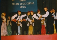 Hasan Zahirović na folklorním vystoupení v Brčku, třetí zprava, rok 1991