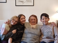 Zdena Žajglová s žáky ZŠ Malostranská během natáčení pro projekt Příběhy našich sousedů, 2024