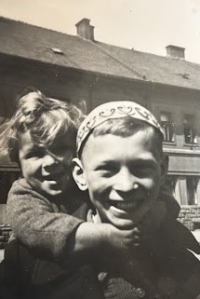 Jaroslav Eliáš se starším bratrem