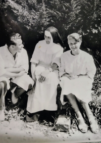 S kolegou a řádovou sestrou