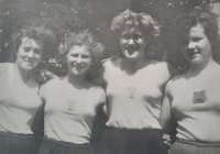 Božena Kubicová jako členka atletického oddílu (na kraji vlevo), konec 50. let