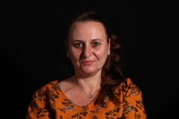 Selma Muhič Dizdarevič v pražském studiu, duben 2025