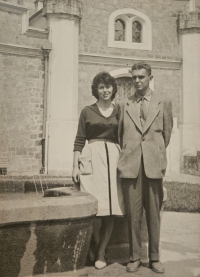 Eduard Vlček se svou přítelkyní, budoucí první ženou, v Praze 1960