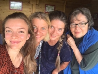 Emma Srncová s dcerami Barborou (druhá zleva) a Lucií (třetí zleva), úplně nalevo vnučka.